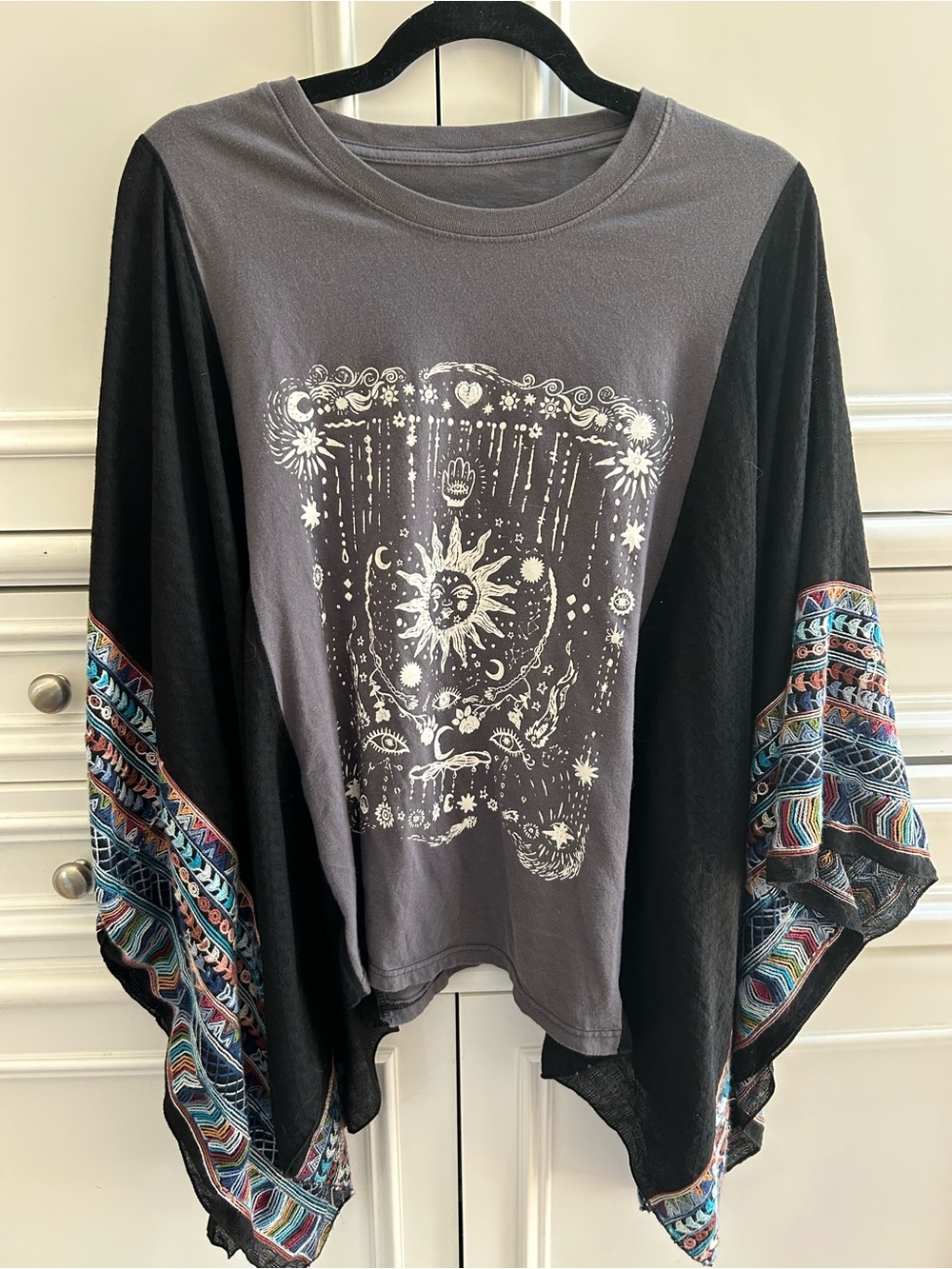 NWOT Bohemian Sun & Moon Graphic Kimono Top - Gray & Black